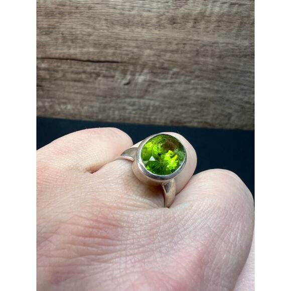 NEW size 7.5 oval cut peridot sterling silver ring 6.55 grams - Picture 3 of 16